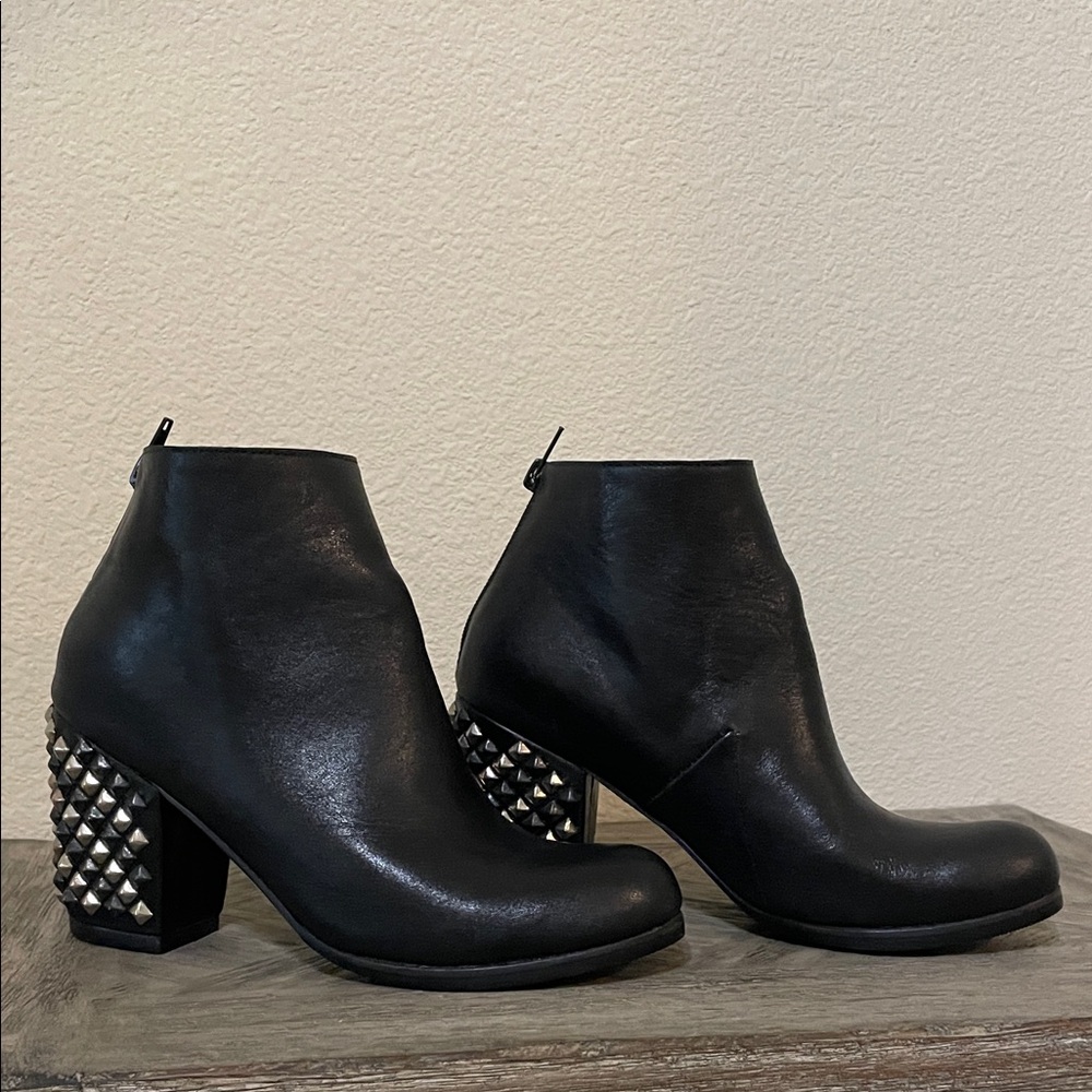 Colleen Cordero Black Ankle Boots with Block Heel and Textured Detailing
